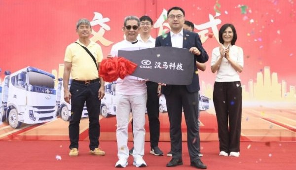 中国重卡加速出海！汉马科技130台新款自卸车交付东南亚客户