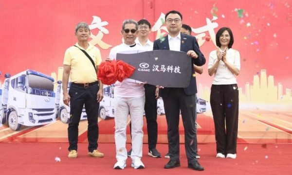 中国重卡加速出海！汉马科技130台新款自卸车交付东南亚客户