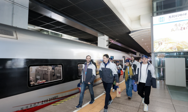 福田专列驰骋中国速度，全球伙伴共鉴智造辉煌