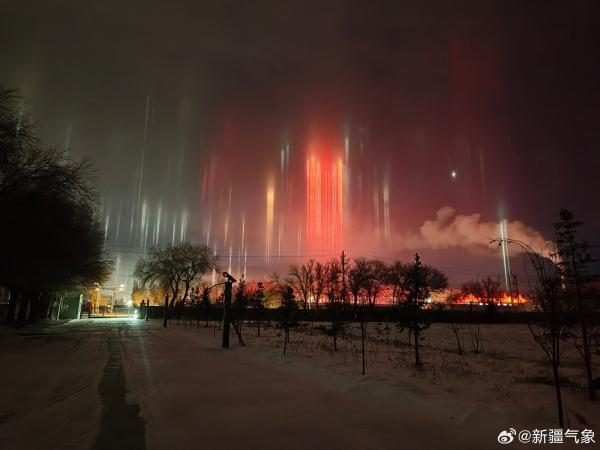 大自然的科幻片！新疆哈巴河县出现“寒夜灯柱”